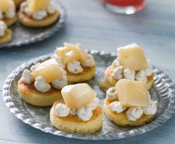 Mini tortitas de queso azul y nueces con pera caramelizada Mini tortitas de queso azul y nueces con pera caramelizada