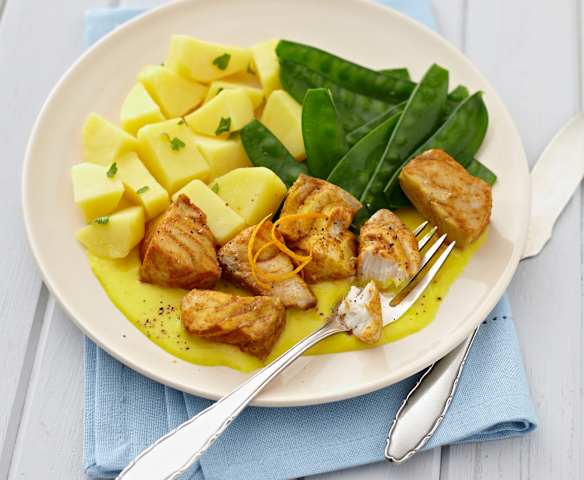 Seelachs mit Kartoffeln, Kaiserschoten und Orangen-Frischkäse-Sauce