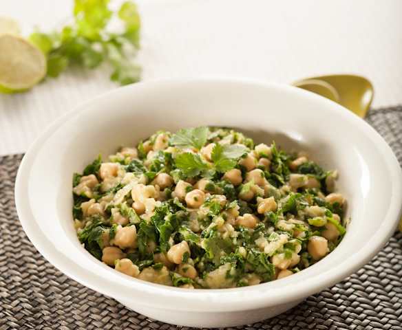 Ensalada de garbanzos y espinacas con cilantro y lima