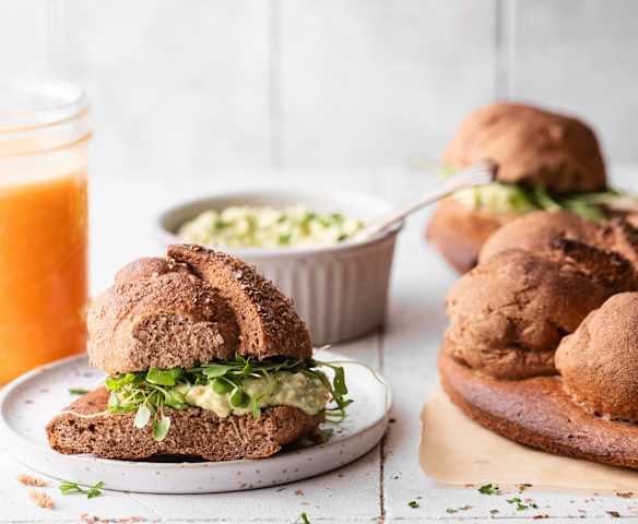 Desayuno: Panecillo de espelta integral con crema de aguacate y huevo. Zumo de frutas. Desayuno: Panecillo de espelta integral con crema de aguacate y huevo. Zumo de frutas.