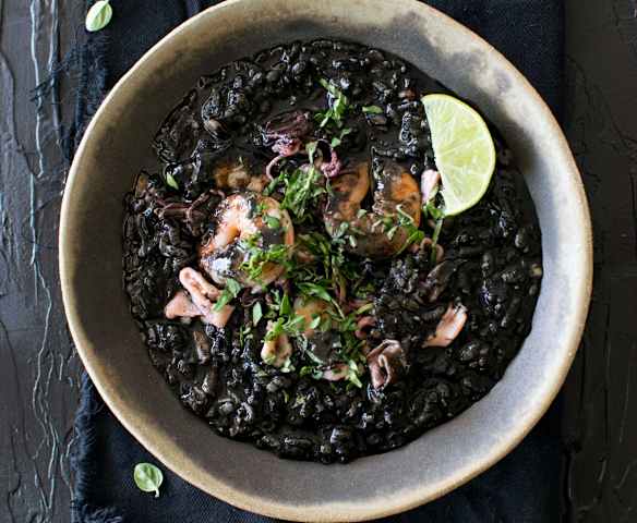 Arroz negro meloso con camarones y calamares