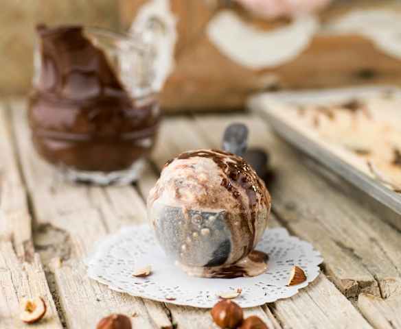 Gelado de avelã com molho de chocolate