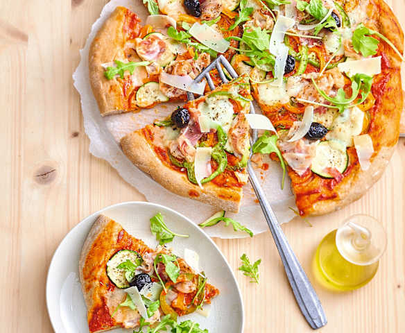 Pizza à l'épeautre, aux poivrons, à la pancetta et à la burrata