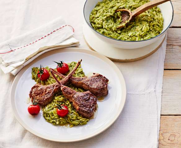 Pastasotto mit Pesto und Lammkotelettes