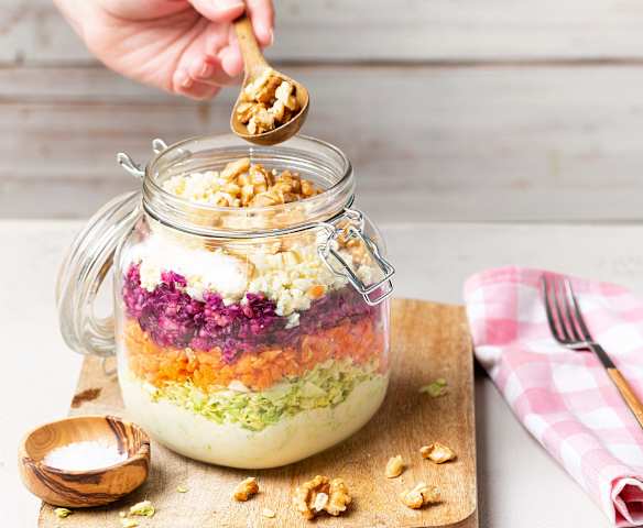 Ensalada coleslaw con huevo y lombarda para llevar