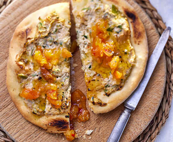 Grillbrote mit Porree-Zucchini-Creme und Aprikosen-Chutney (vegan)