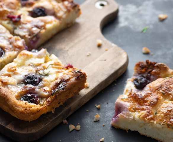 Focaccia con uvas y queso (sin azúcar, sin gluten, sin huevos)