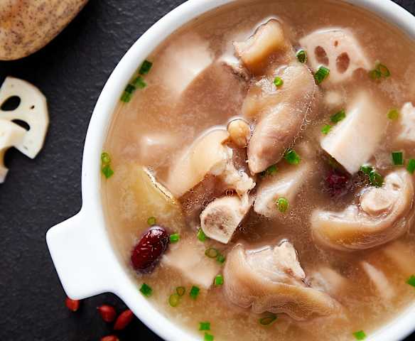 猪蹄红枣莲藕汤