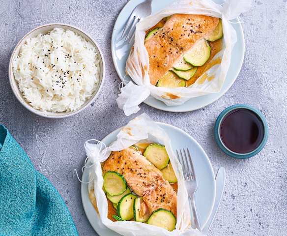 Papillote de saumon teriyaki aux courgettes et riz Papillote de saumon teriyaki aux courgettes et riz