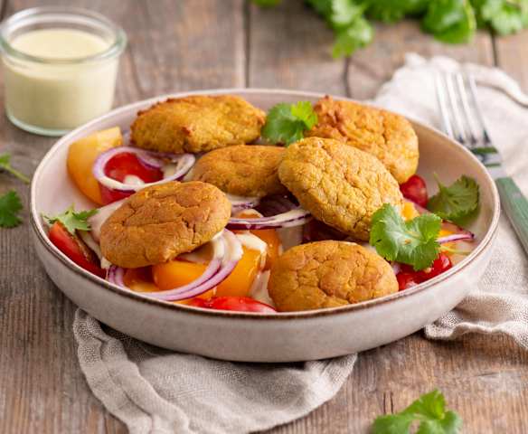 Marchewkowe falafele z sałatką z pomidorów Marchewkowe falafele z sałatką z pomidorów