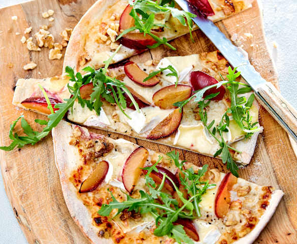 Flammkuchen mit Zwetschgen und Camembert