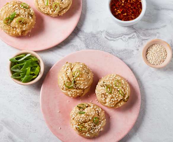 Pains torsadés vapeur aux oignons verts