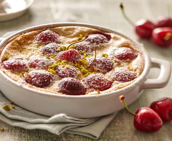 Clafoutis aux cerises amarena et lait d'amande Clafoutis aux cerises amarena et lait d'amande