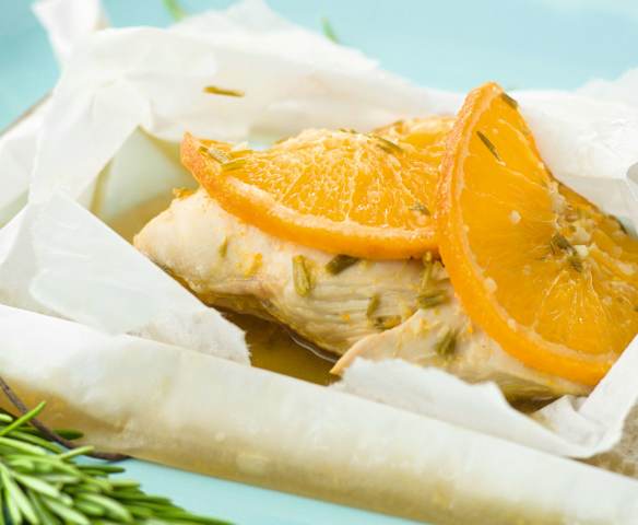 Frango com laranja e alecrim em papelote