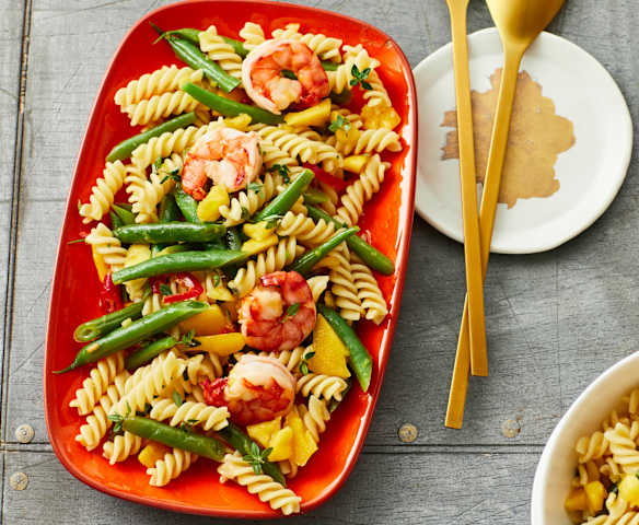 Nudelsalat mit Bohnen und Garnelen