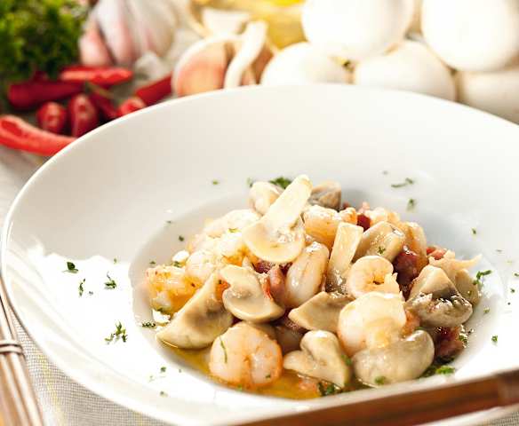 Champiñones con jamón y gambas