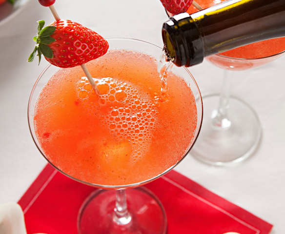 Cóctel de naranja, fresa y aroma de rosa para dos