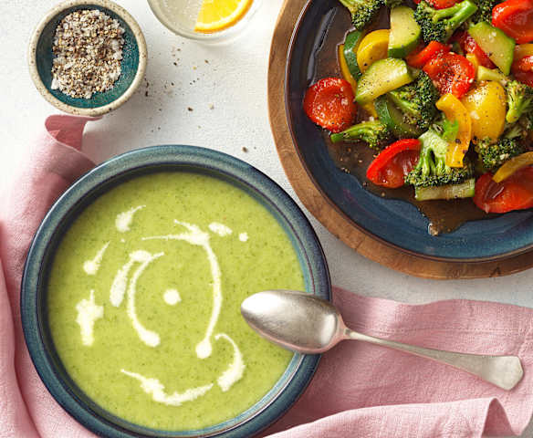 Ruck-Zuck Menü: Zucchinicremesuppe, warmer Gemüsesalat