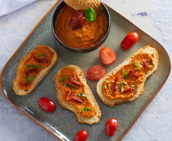 Crostini di pane al sesamo con salsa ai 2 pomodori