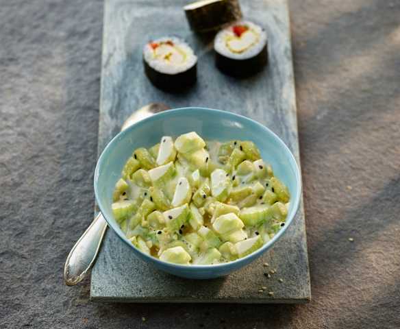Sesam-Gurken-Salat als Sushi-Beilage