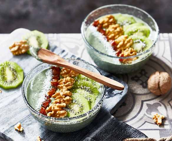 Tropical smoothie bowl