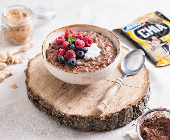 Kakaowa owsianka z nasionami chia i masłem orzechowym