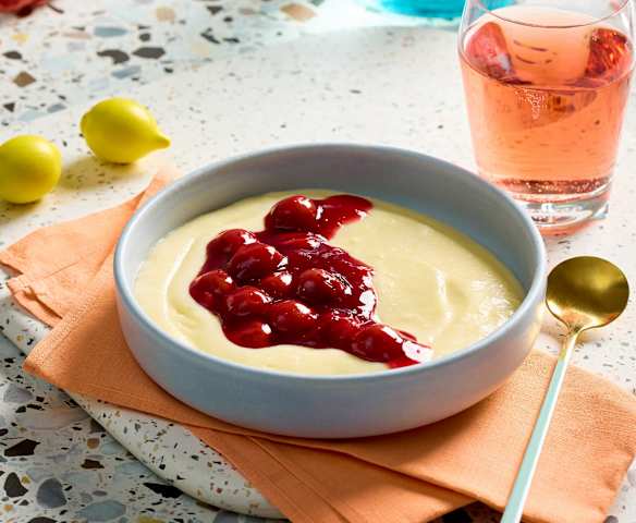 Schneller Grießpudding mit heißen Kirschen