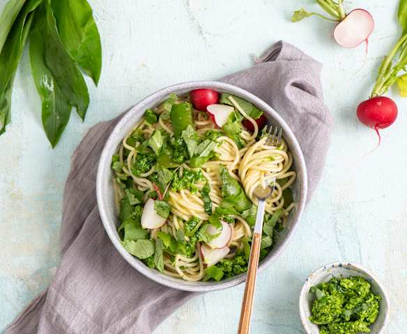 Spaghetti z czosnkiem niedźwiedzim i rzodkiewkami