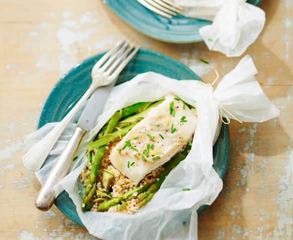 Papillote de cabillaud aux asperges et céréales