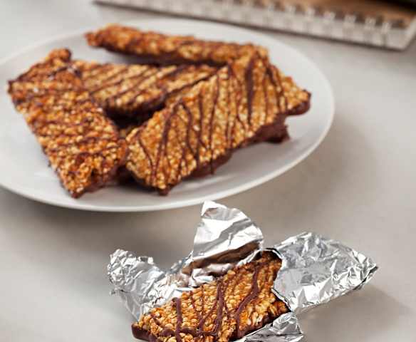 Barritas crujientes de cereales, cacahuetes y chocolate