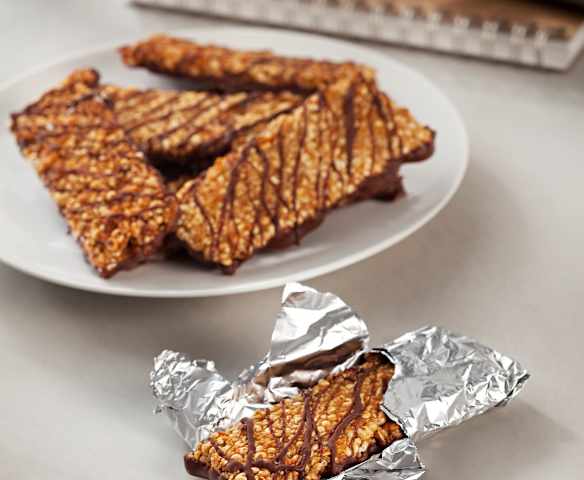 Batoane crocante de cereale, cu arahide și ciocolată Batoane crocante de cereale, cu arahide și ciocolată