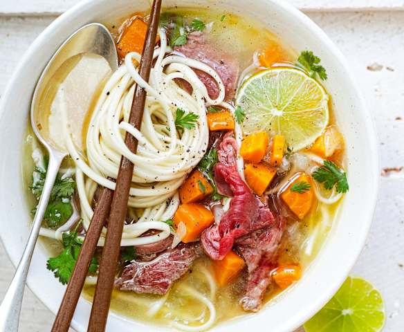 Bouillon de bœuf, légumes et nouilles udon