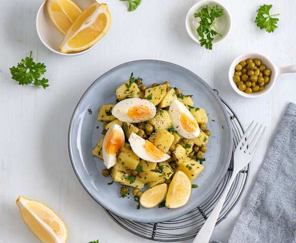 Sałatka z jajkiem, ziemniakami i groszkiem