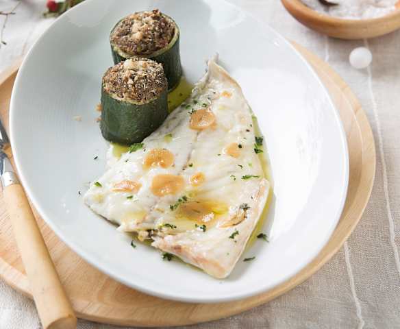 Dorada al orio con calabacines rellenos de champiñones y frutos secos