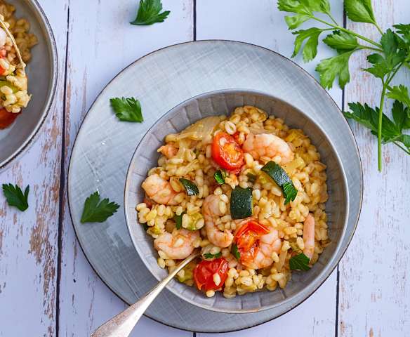 One pot de blé, crevettes, tomates et courgettes