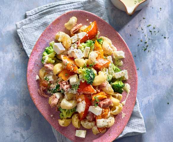 Thunfisch-Nudel-Salat mit geröstetem Kürbis