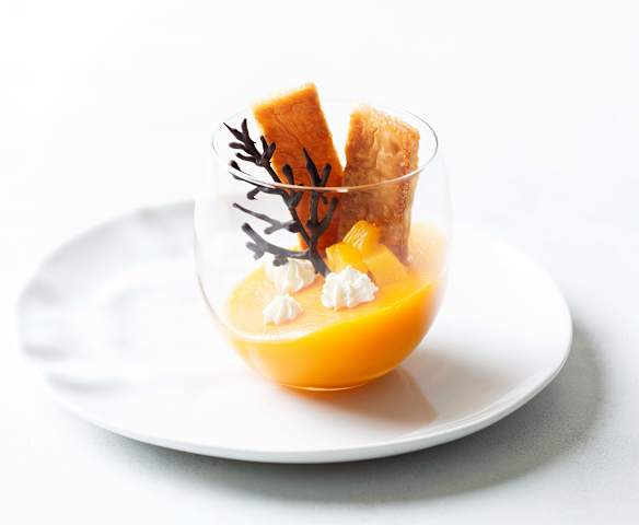 Crema de melocotón con galleta de hojaldre