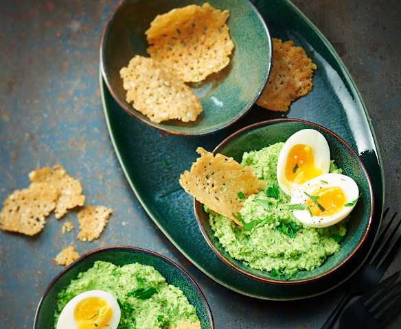 Purée de brocoli, œufs mollets et tuiles de parmesan Purée de brocoli, œufs mollets et tuiles de parmesan