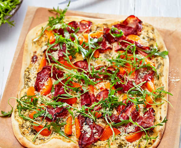 Flammkuchen mit Aprikosen, Serranoschinken und Rucola