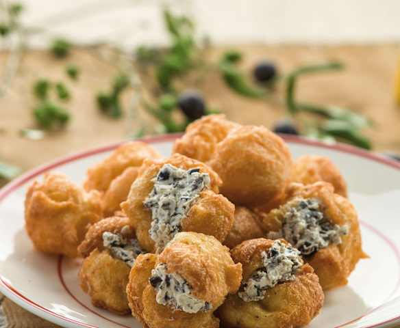 Choux de queijo e azeitonas