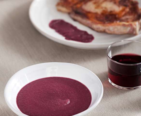 Salsa de cebolla roja y vino tinto (para carnes rojas)