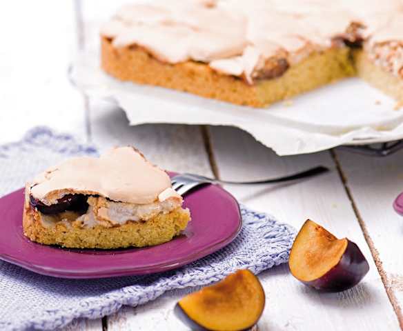 Ciasto śliwkowe z polewą bezową