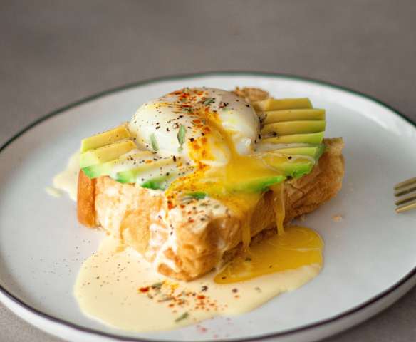 Huevos benedict con aguacate y holandesa de azafrán