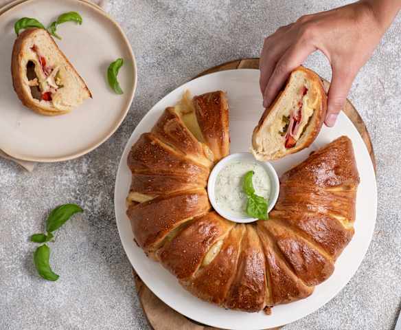 Imprezowy pierścień z szynką i serem