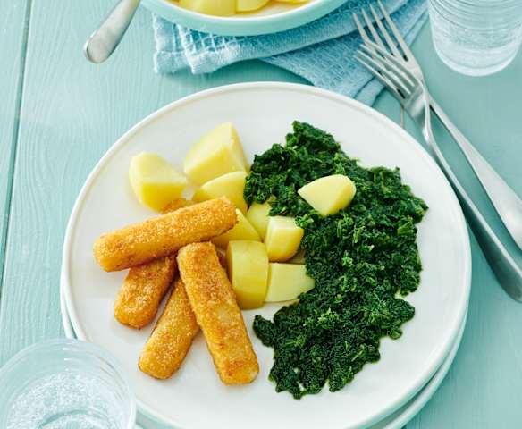 Fischstäbchen mit Kartoffeln und Rahmspinat