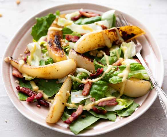 Ensalada de pera y tocino con aderezo de mostaza Ensalada de pera y tocino con aderezo de mostaza