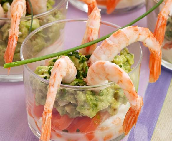 Vasitos de salmón, gambas, aguacate y queso fresco