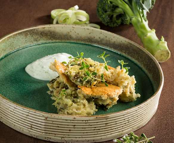 Pikanter Kaiserschmarrn mit Leinöl-Kräuter-Creme