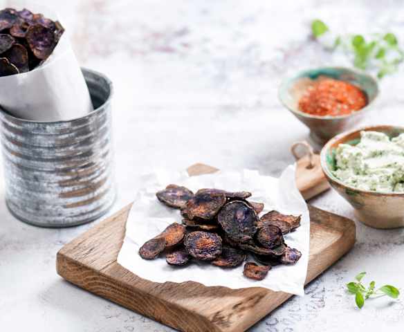 Chipsy z fioletowych ziemniaków z dipem pietruszkowym