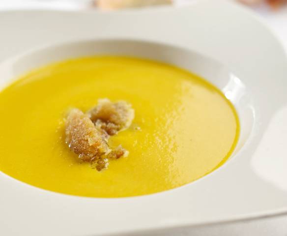 Crema de merluza y zanahorias con pan de ajo